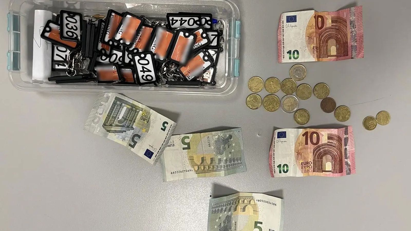 Συλλήψεις σε 2 παρκαδόρους - Στάθμευαν ΙΧ σε πεζοδρόμια με το αζημίωτο